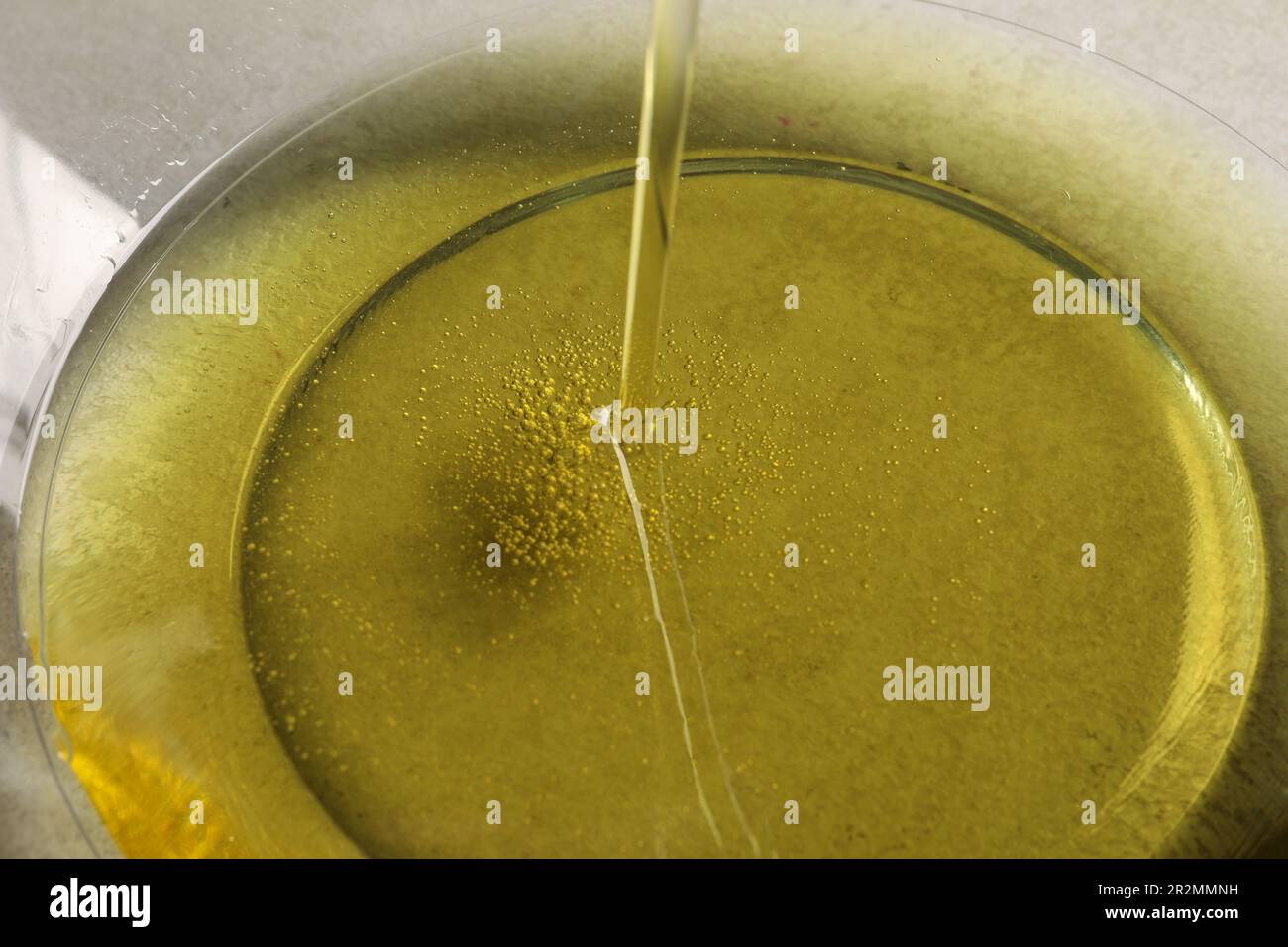 Verter el aceite de cocina usado de la sartén en el recipiente, primer  plano Fotografía de stock - Alamy