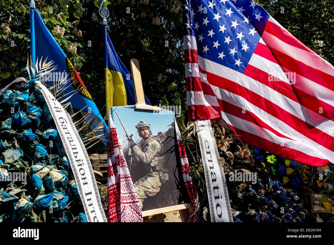 Kiev, Ucrania. 20th de mayo de 2023. La bandera ESTADOUNIDENSE vuela sobre la tumba de Chris Campbell, ciudadano estadounidense y luchador del 3rd Batallón de la Legión Internacional de Ucrania muerto en combate con las fuerzas rusas en el cementerio de Lukianivske. Chris Campbell murió en el campo de batalla en abril de 2023, decidió que desea ser enterrado en Ucrania. Crédito: SOPA Images Limited/Alamy Live News Foto de stock