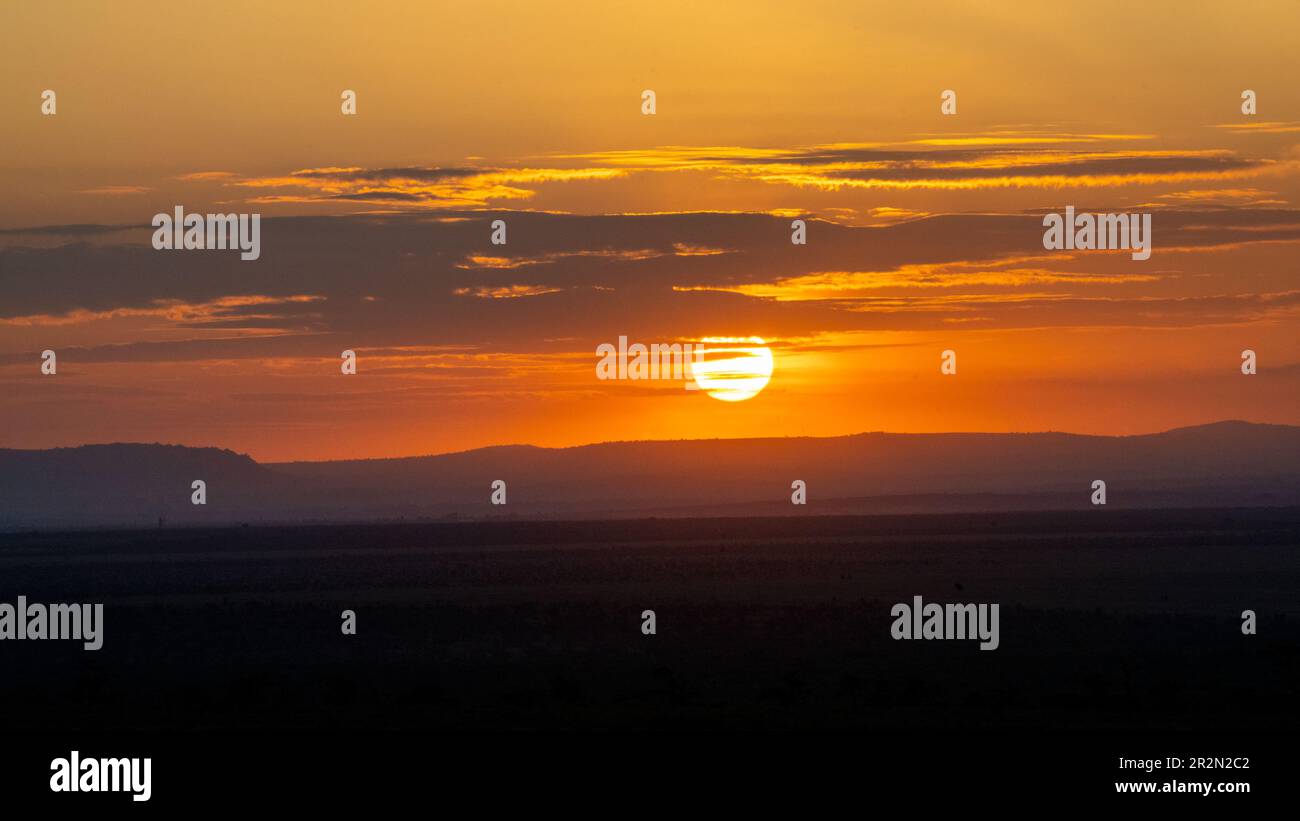 Hermosa y vibrante puesta de sol sobre las llanuras de Ol Pejeta Conservancy, Kenia, África Oriental Foto de stock