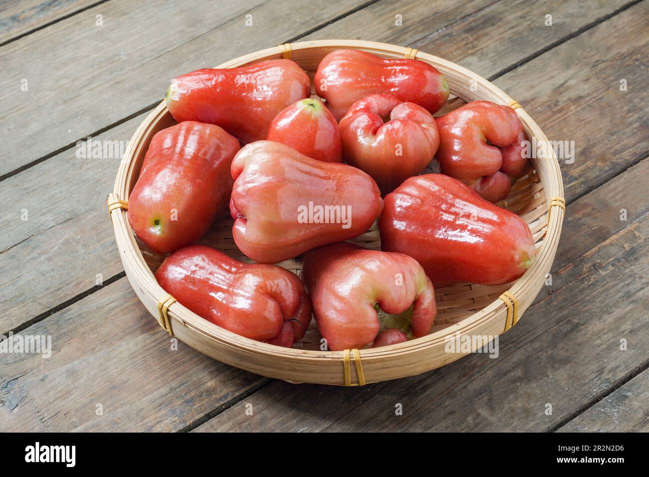 Java Rose Manzanas o Agua Guava. Malayo llamado Jambu Air en una mesa de madera. Foto de stock