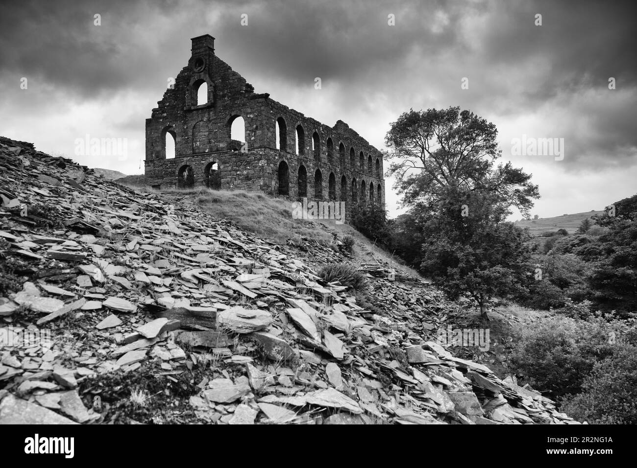 Ruina de un viejo molino de pizarra, blanco y negro, Condado de Gwynedd, Gales, Reino Unido Foto de stock