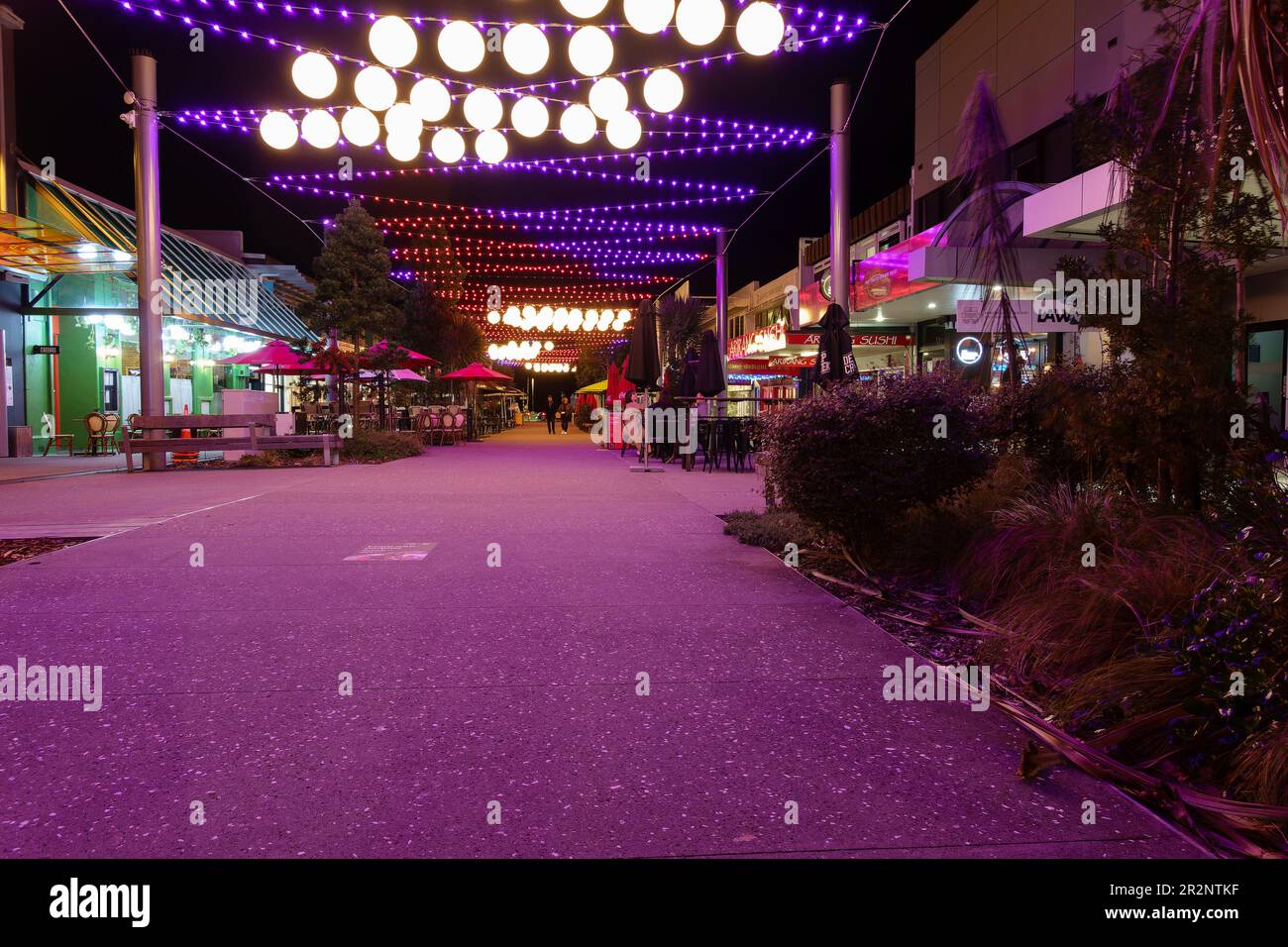Tauranga Nueva Zelanda 18 2023 de mayo; noche en la calle iluminada en la ciudad Foto de stock