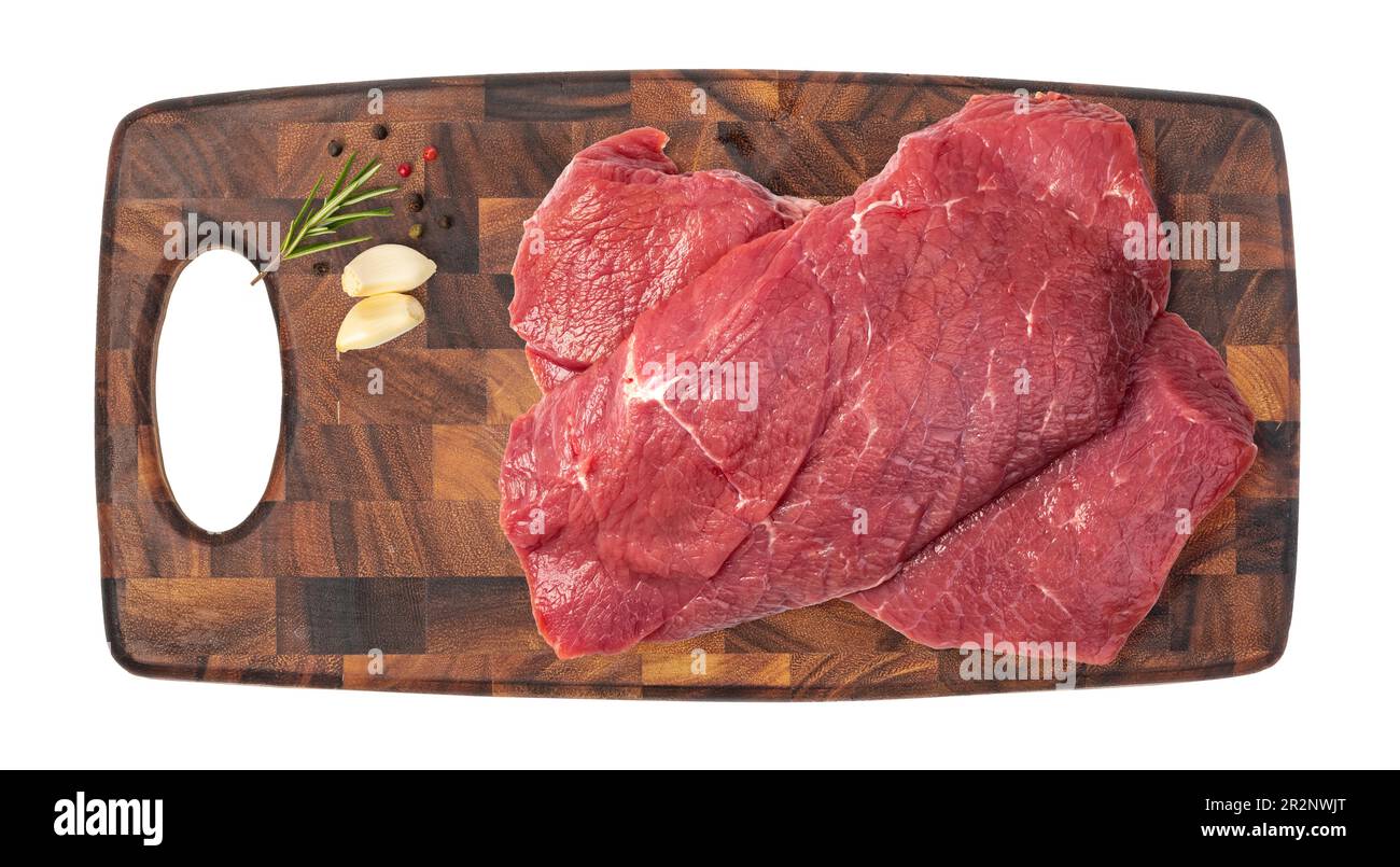Carne cruda sobre una tabla para cortar Foto de stock