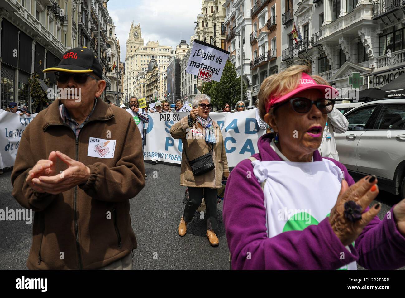 Madrid, España. 20th de mayo de 2023. Un manifestante sostiene una pancarta  durante la manifestación mil personas se han manifestado para defender los  servicios públicos españoles. La marcha fue convocada por casi