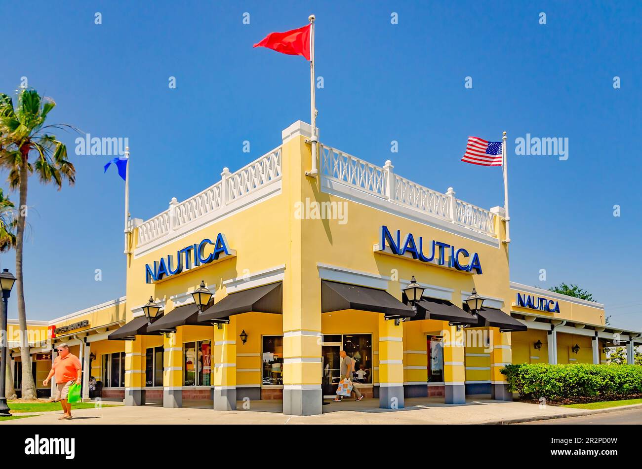 Credencial Rechazado caliente La tienda Nautica se muestra en Gulfport Premium Outlets, el 13 de mayo de  2023, en Gulfport, Mississippi. Nautica es una compañía de ropa  estadounidense Fotografía de stock - Alamy