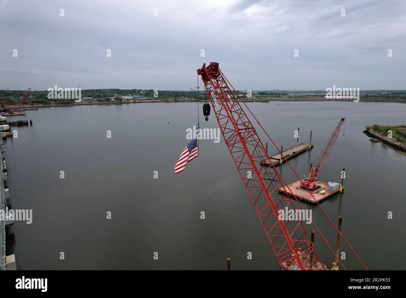 Bandera americana volando desde una grúa en el sitio del nuevo puente River Draw en Perth Amboy, NJ Foto de stock