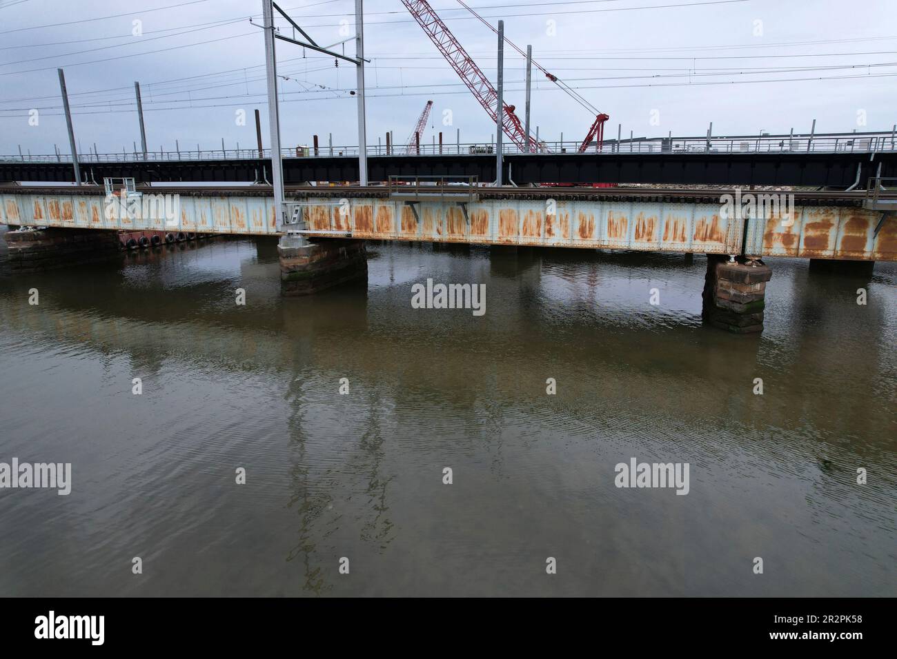 Vista aérea del puente River Draw en Perth Amboy, NJ con el nuevo puente siendo construido en el fondo Foto de stock
