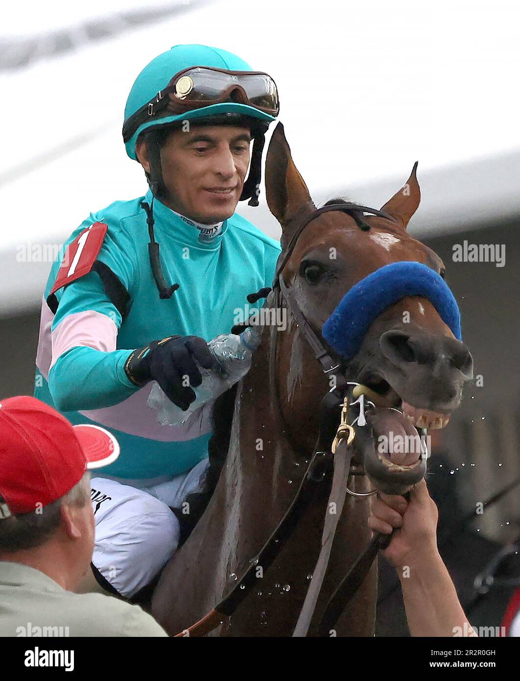 Baltimore, Estados Unidos. 20th de mayo de 2023. National Treasure y John Velázquez, ganadores de la carrera 148th de Preakness Stakes en el Pimlico Race Course en Baltimore, Maryland, se dirigen al círculo de ganadores. 20 de mayo de 2023. Foto de Mark Abraham/UPI Crédito: UPI/Alamy Live News Foto de stock