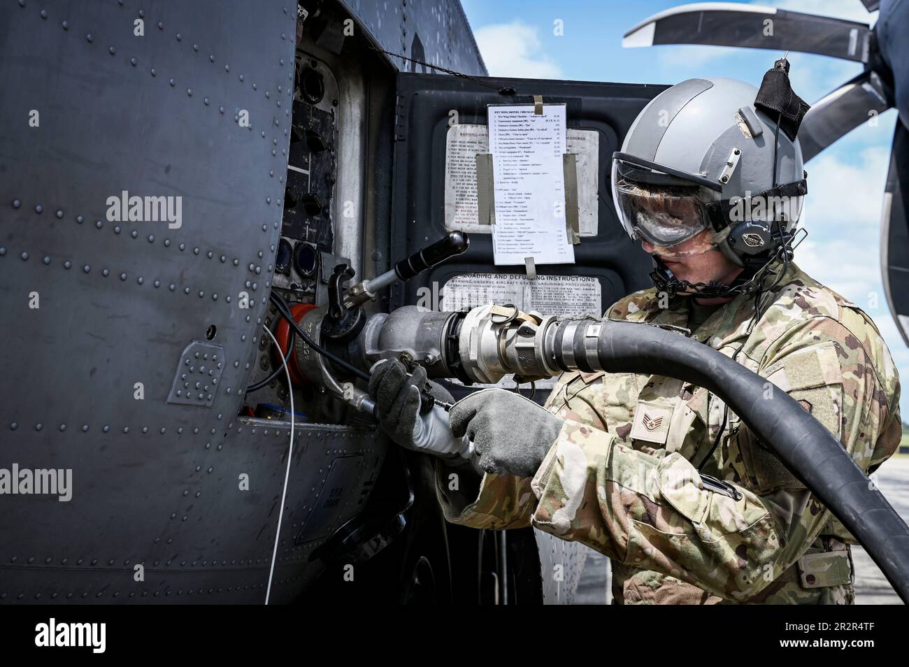 Un maestro de carga de la Guardia Nacional Aérea de Georgia de la Ala de Transporte Aéreo 165th conecta una manguera de combustible durante operaciones especializadas de repostaje a un avión C-130 Hercules en el Campo Auxiliar Norte, Base Conjunta Charleston, Carolina del Sur, 10 de mayo de 2023. Durante el ejercicio AGILE X, aviadores y marines colaborarán en tácticas de empleo de combate ágil y habilidades multi-capaces para crear precisión y cohesión entre las ramas militares en preparación para el DEFENSA AÉREA 2023 (AD 23). (EE. UU Foto de la Guardia Nacional Aérea por la Sargento Maestra Caila Arahood) Foto de stock