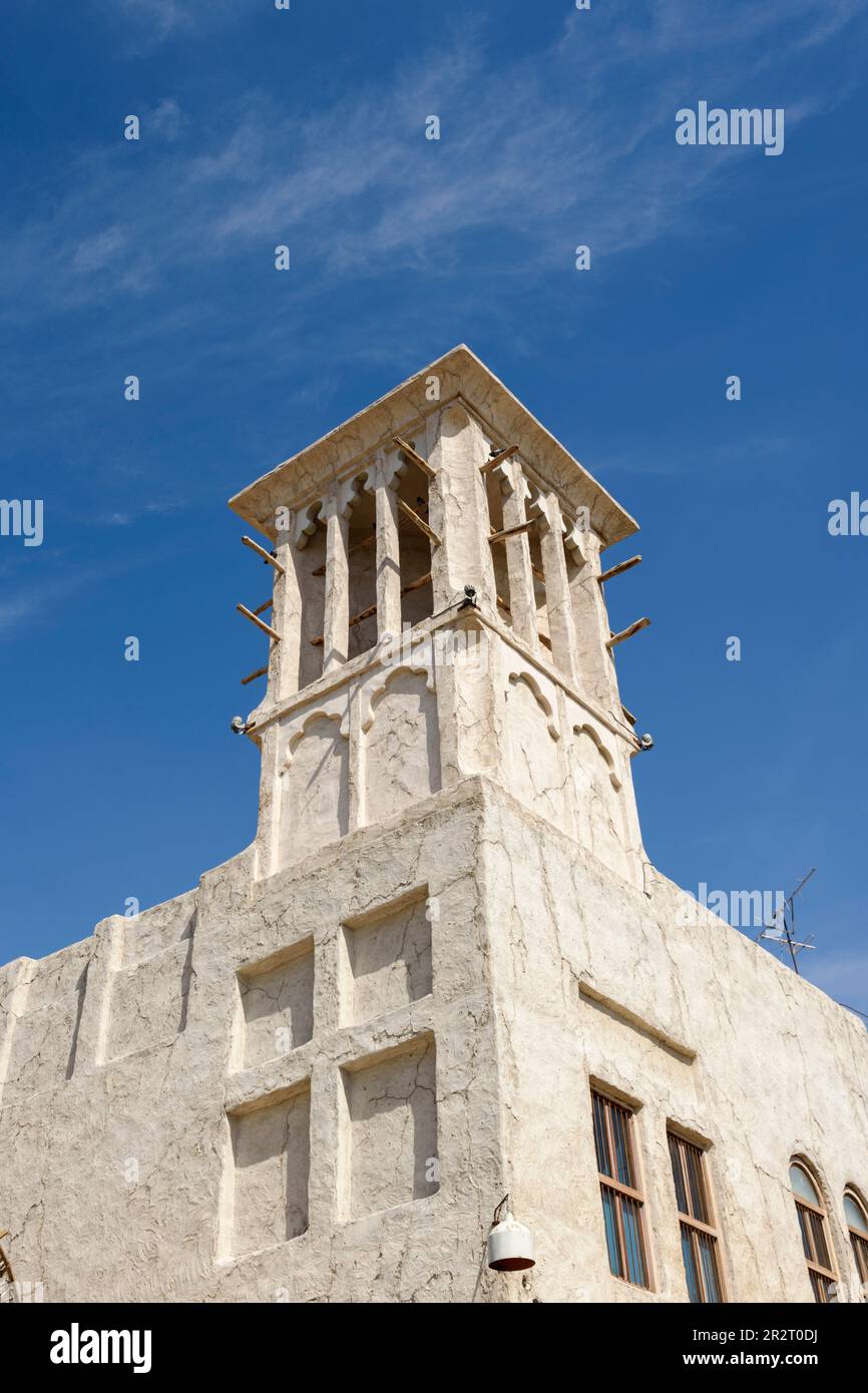 Torre de enfriamiento de cazadores de viento tradicional, barrio histórico Al Fahidi, Khor Dubai (Dubai Creek), Dubai, Emiratos Árabes Unidos Foto de stock