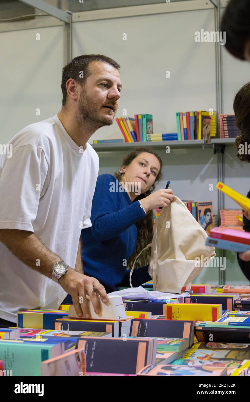 Turín, Italia. 20th de mayo de 2023. El presentador de televisión Alessandro Cattelan vende libros en el stand de su editorial en la Feria del Libro de Turín. Cattelan fundó la editorial Accento con Matteo Bianchi en octubre de 2022. Crédito: Marco Destefanis/Alamy Live News Foto de stock