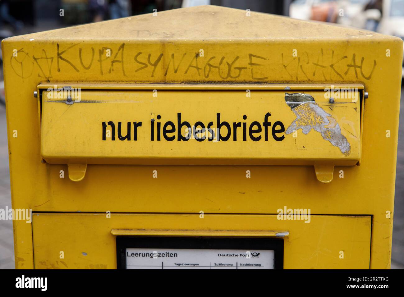 Buzón solo para cartas de amor en la ciudad, Colonia, Alemania. Briefkasten nur fuer Liebesbriefe in der Innenstadt, Koeln, Alemania. Foto de stock