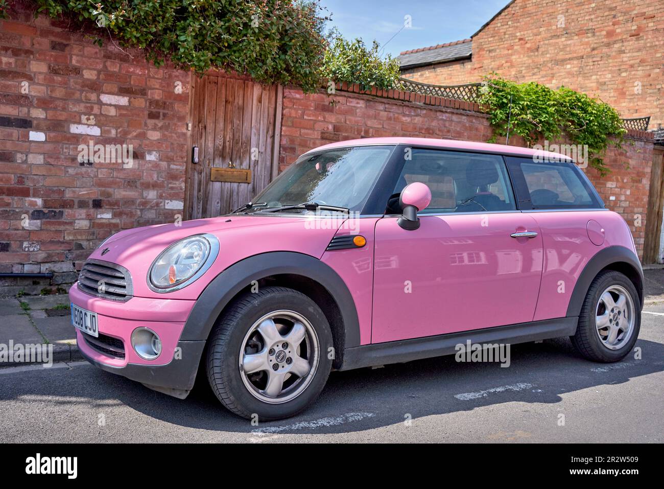 Rosa Austin Mini Cooper S, apodado 'Alice Cooper' en un mini coche  Propietarios Club exposición con accesorios a juego en el maletero  Fotografía de stock - Alamy