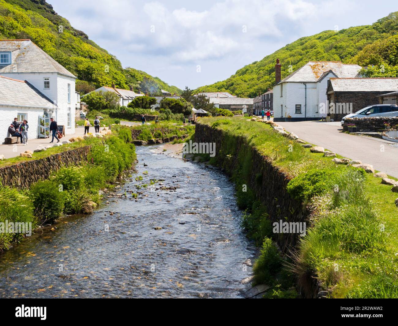 La valencia del río, Boscastle, Cornualles, Reino Unido, fluye a través del pueblo hasta el puerto y el mar Foto de stock