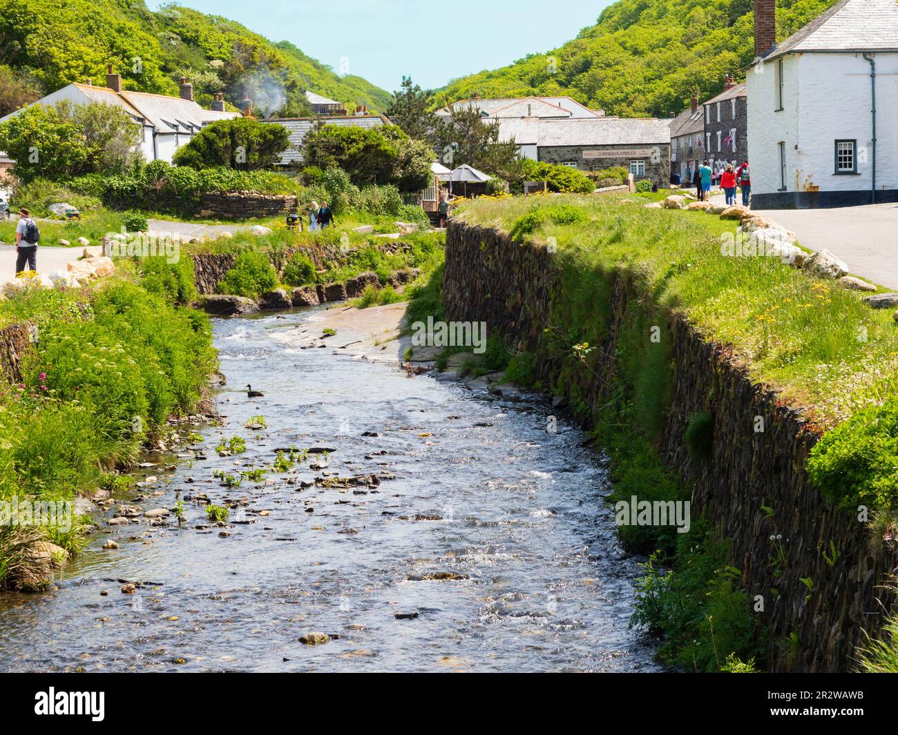 La valencia del río, Boscastle, Cornualles, Reino Unido, fluye a través del pueblo hasta el puerto y el mar Foto de stock
