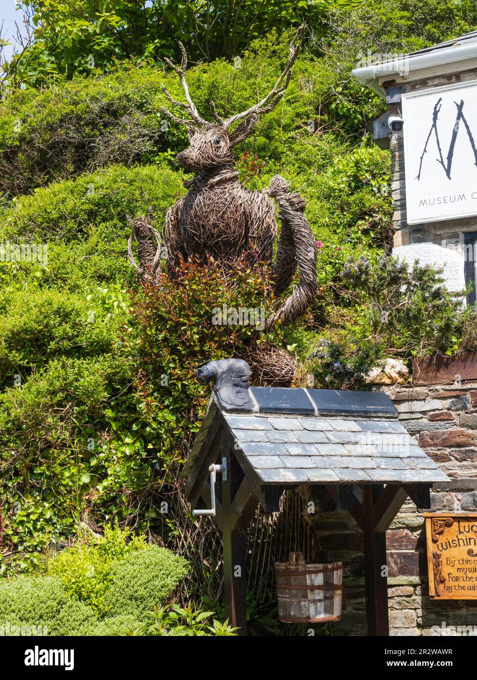 Escultura de sauce tejido de la deidad celta Cernunnos por Woody Fox fuera del Museo Boscastle de la Brujería Foto de stock