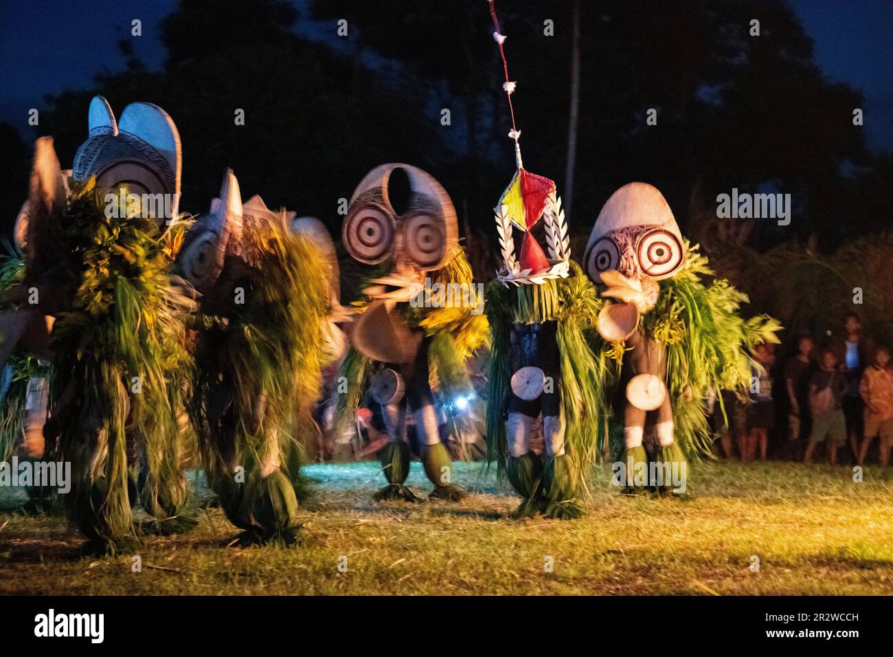 Traje de baile ceremonial fotografías e imágenes de alta resolución -  Página 2 - Alamy