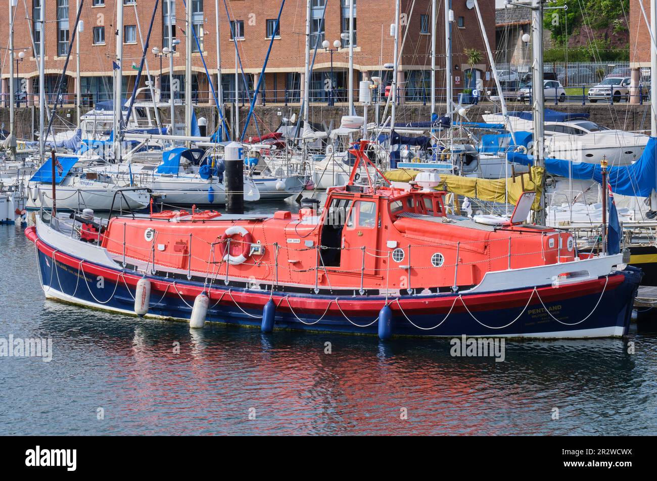 Bote salvavidas Pentland amarrado en Milford Waterfront, Milford Haven, Pembrokeshire Foto de stock