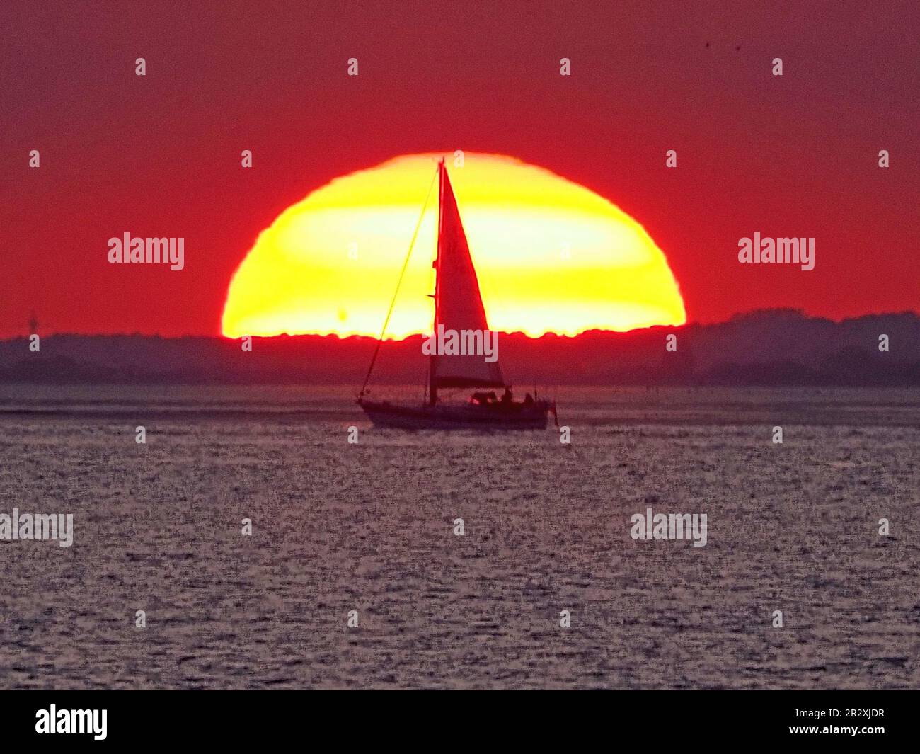 Sheerness, Kent, Reino Unido. 21st de mayo de 2023. Clima en Reino Unido: Impresionante puesta de sol en Sheerness, Kent. Crédito: James Bell/Alamy Live News Foto de stock