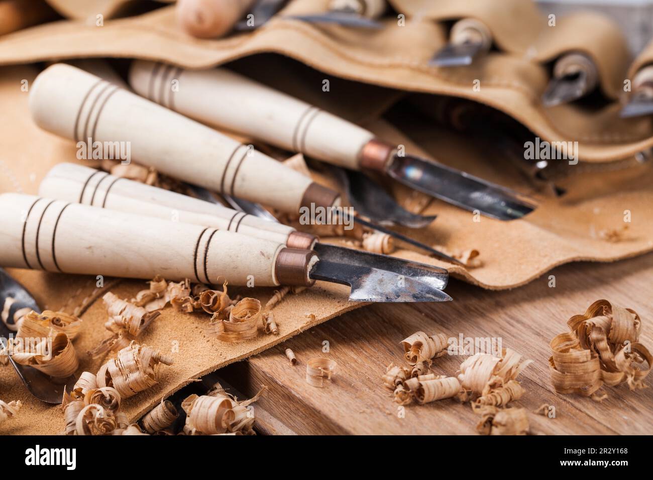 Juego de herramientas para tallar en una caja de madera Fotografía de stock  - Alamy