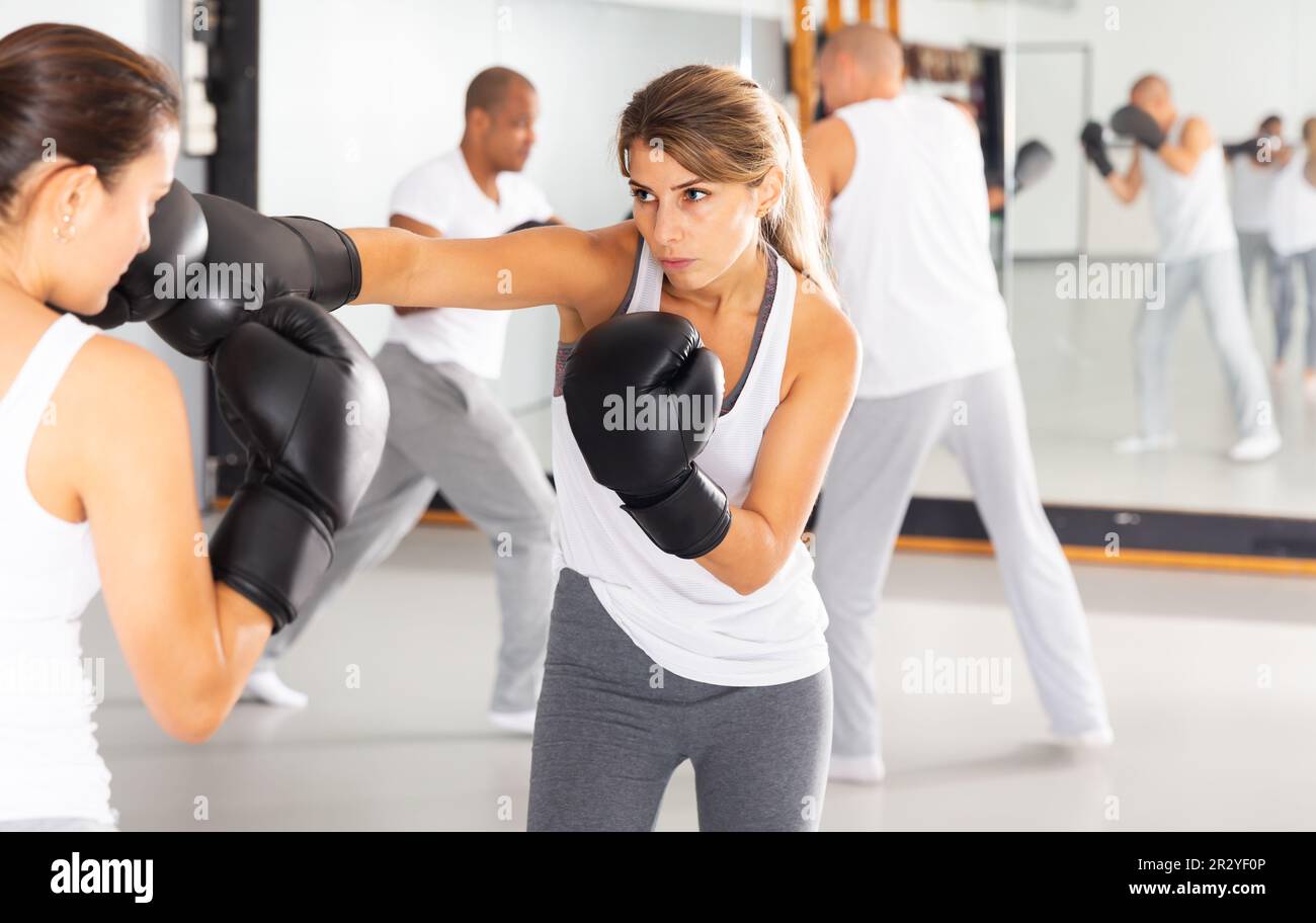 Entrenar con entrenador de boxeo y punzón manoplas Fotografía de stock -  Alamy