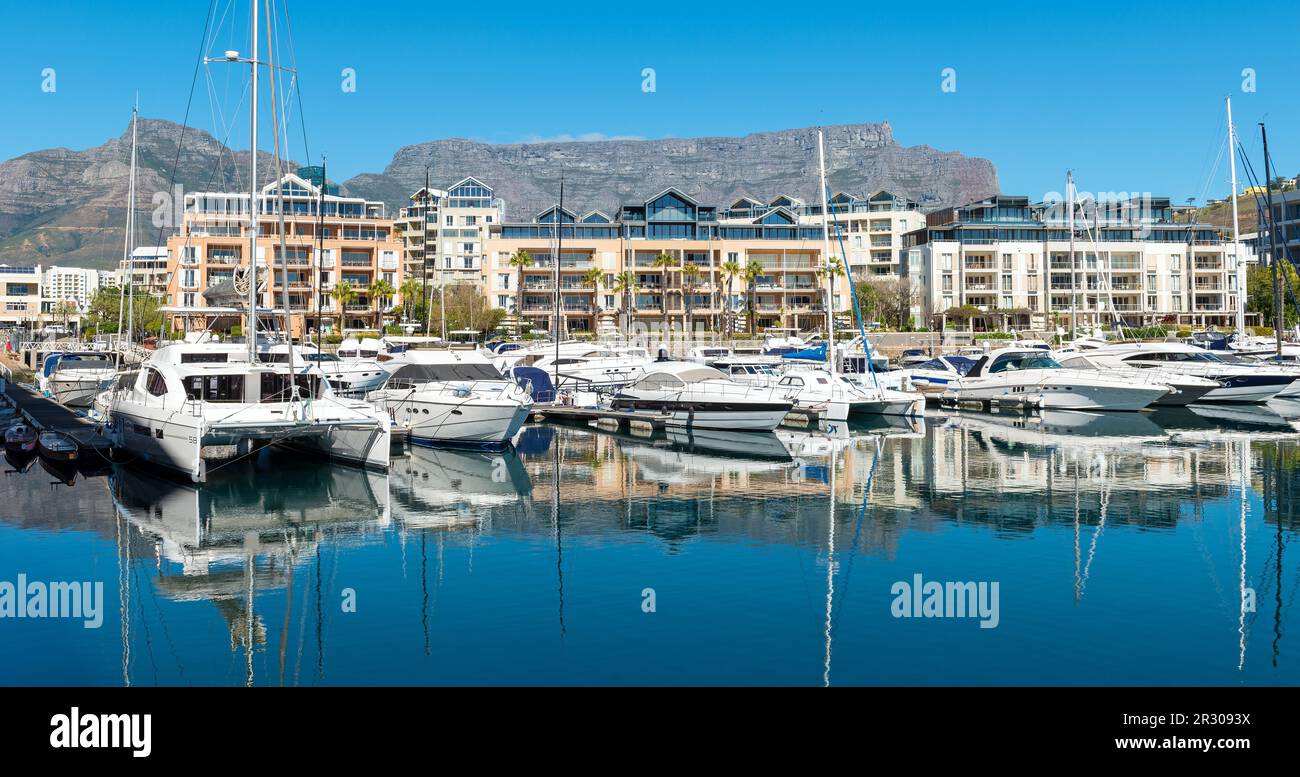 Panorama de yates en el puerto deportivo de Ciudad del Cabo con la reflexión de la Montaña de la Mesa, Ciudad del Cabo, Sudáfrica. Foto de stock