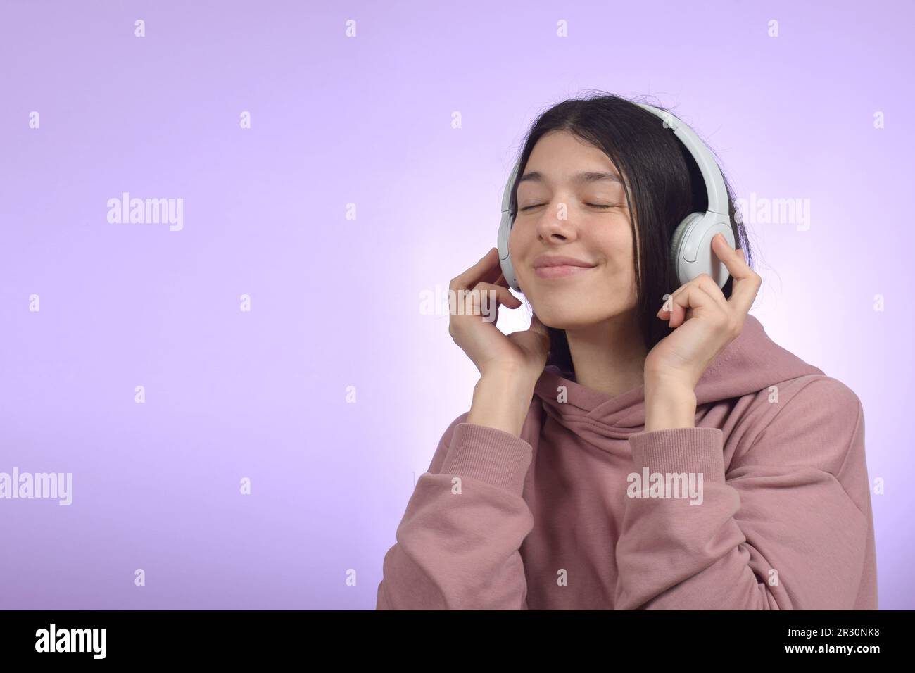 linda mujer bonita disfrutando de la música en auriculares Foto de stock