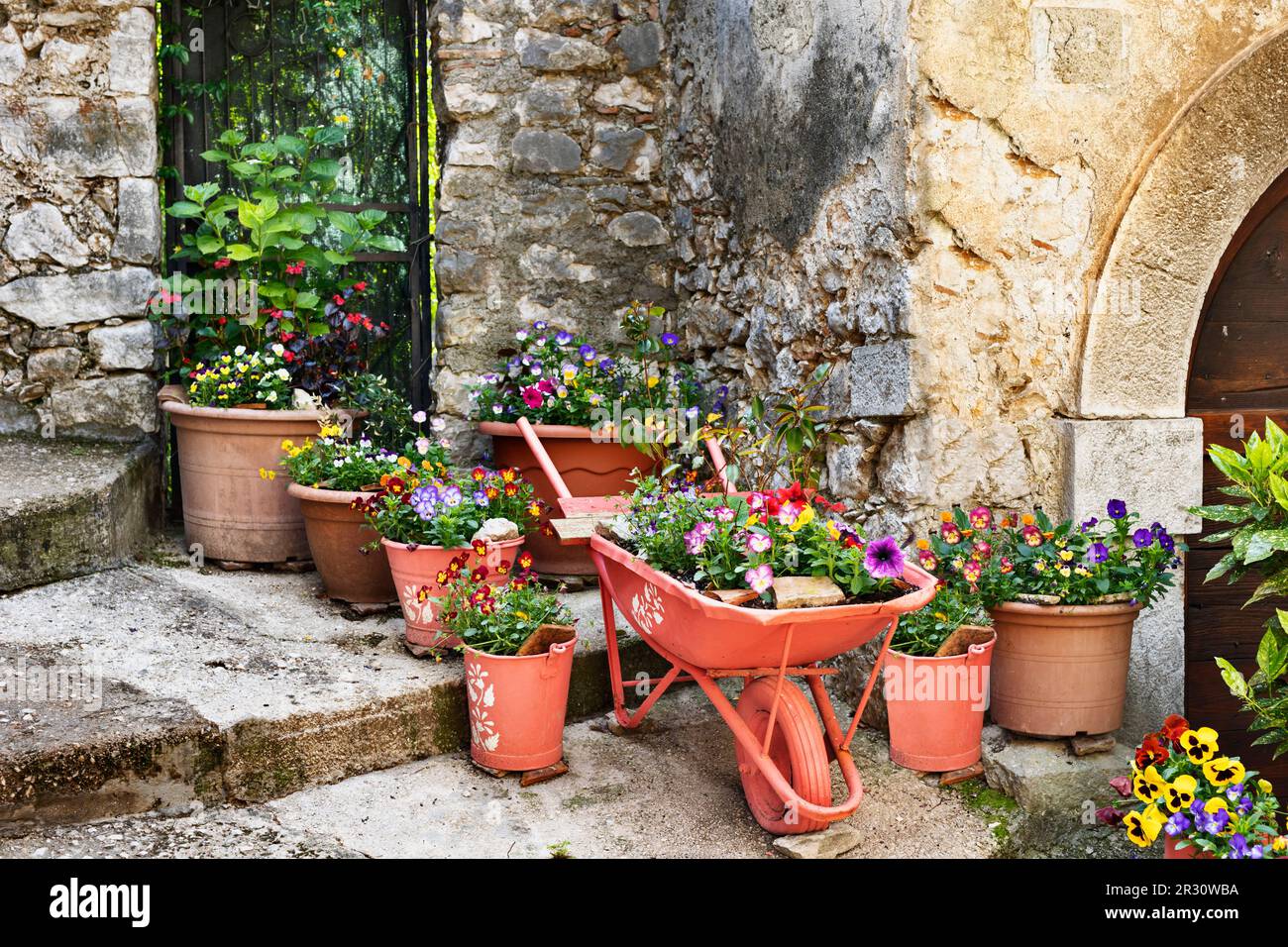 Entrada de la casa decorada con flores de colores, plantas decorativas  Fotografía de stock - Alamy