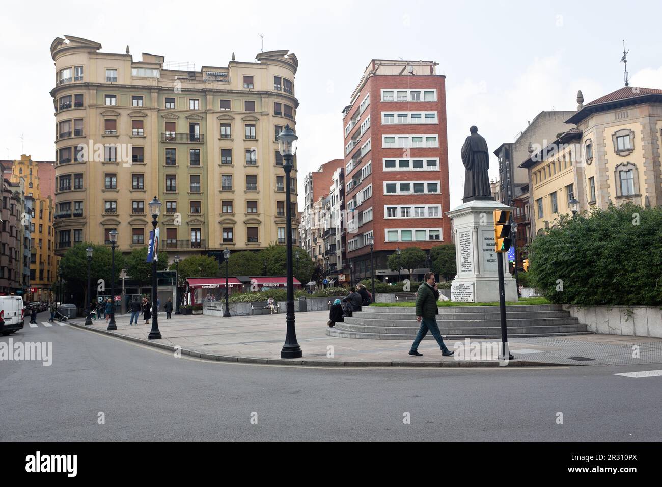 La Plaza del Seis de Agosto es una plaza urbana en Gijón, Asturias