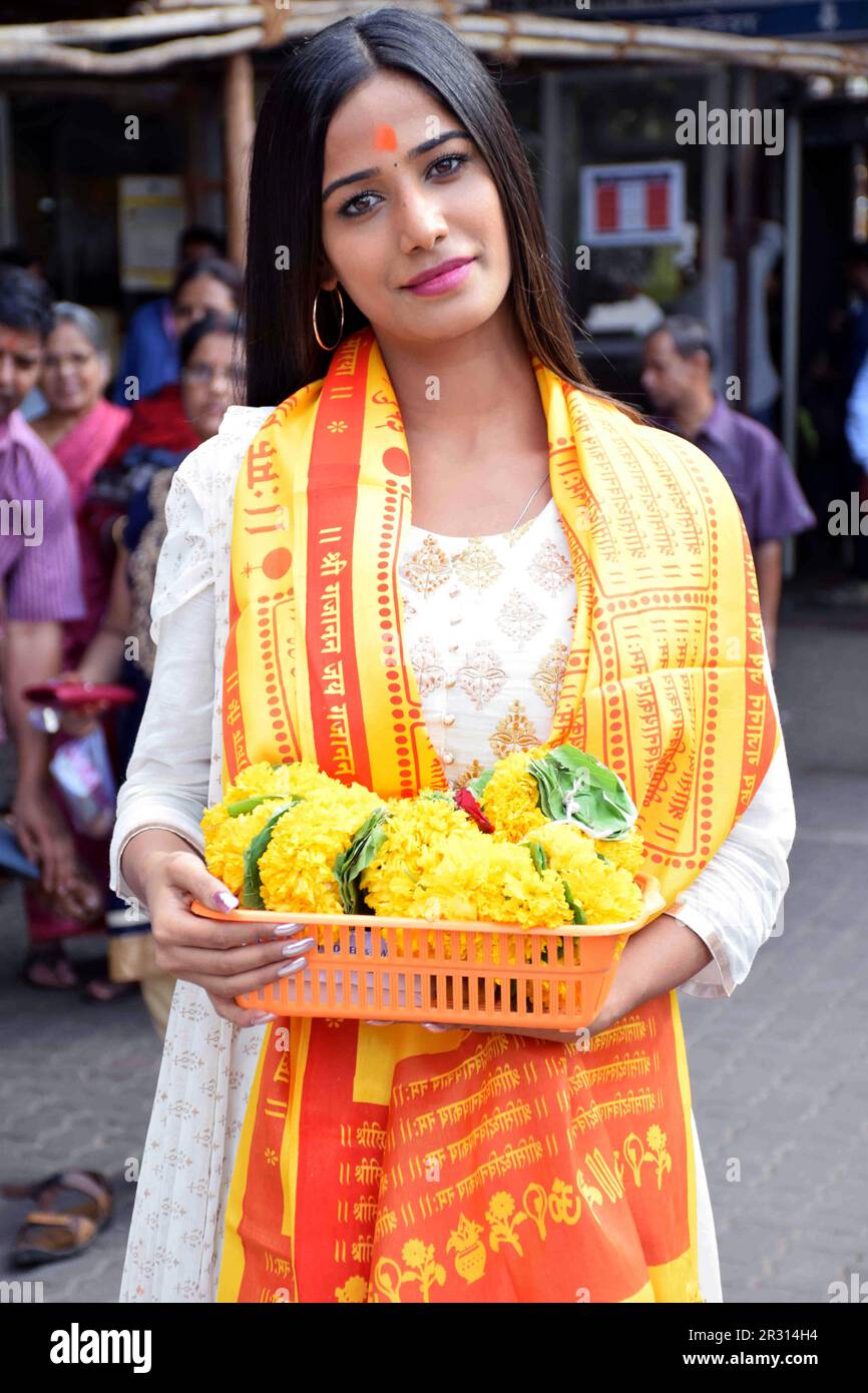 Poonam Pandey, modelo indio, actriz india, templo Siddhivinayak, Mumbai, India, 19 de mayo de 2017 Foto de stock