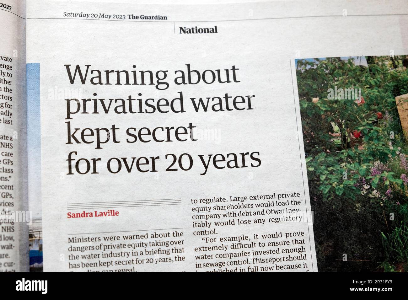 'Advertencia sobre el agua privatizada mantenida en secreto durante más de 20 años' Artículo principal del periódico Guardian 20 de mayo de 2023 Londres Inglaterra Reino Unido Foto de stock