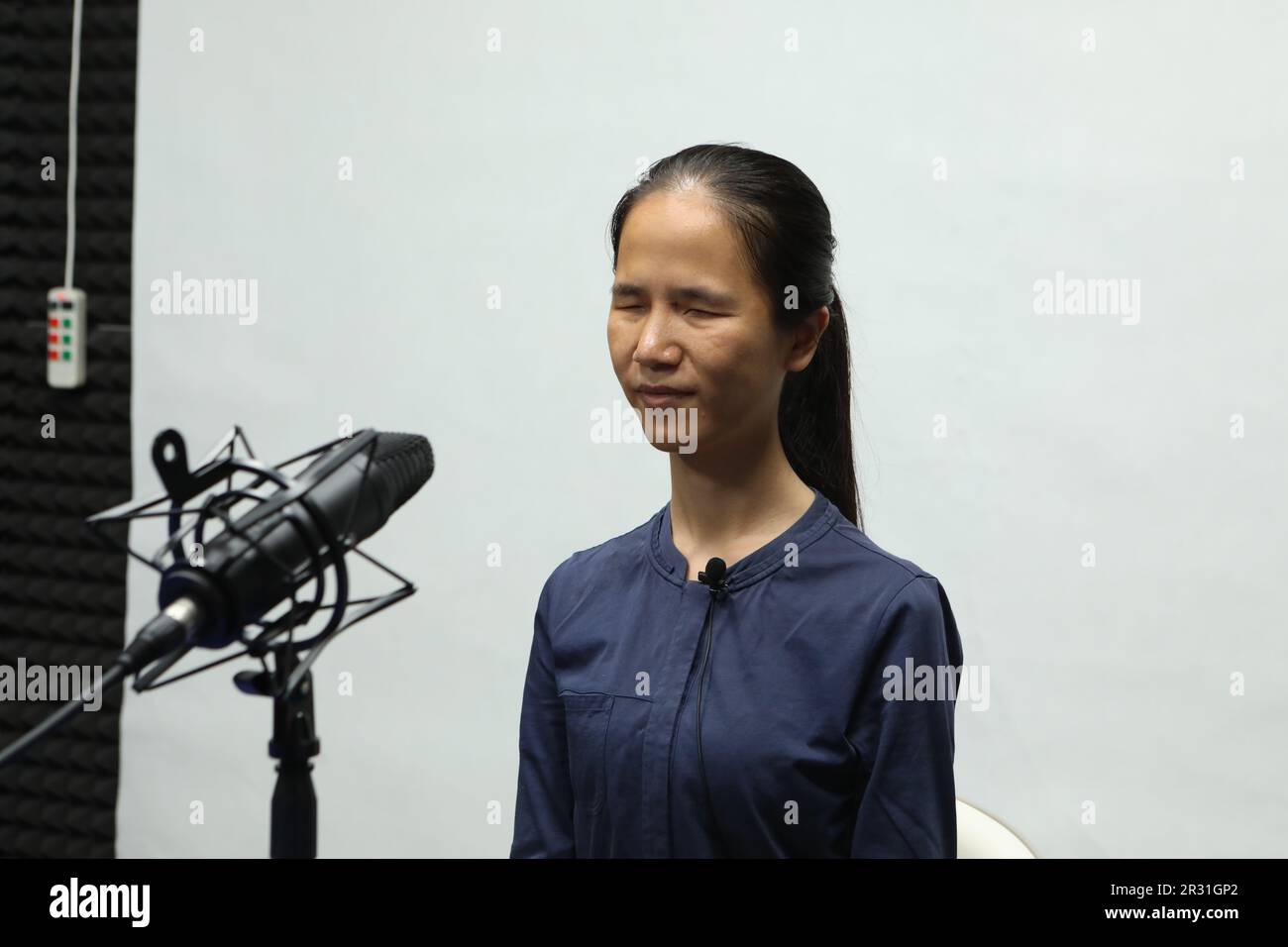 Pekín, China. 18th de mayo de 2023. Dong Lina ejerce en un estudio de radiodifusión de la Universidad de Comunicación de China en Beijing, capital de China, el 18 de mayo de 2023. Una vez masajista, una carrera que muchos sufren discapacidad visual tomarían en China, Dong Lina, de 39 años, enfrentó todos los desafíos y forjó una nueva posibilidad para su vida. PARA IR CON 'Característica: La mujer con discapacidad visual persigue la luz de los sueños' Crédito: Wang Jiahui / Xinhua / Alamy Live News Foto de stock