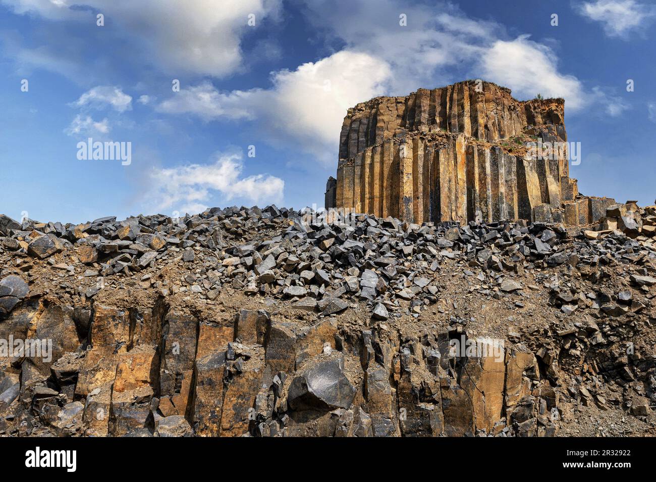 Cantera de basalto. Cantera columnar de basalto en verano. Piedras volcánicas. Formación geológica de roca basáltica. Foto de stock