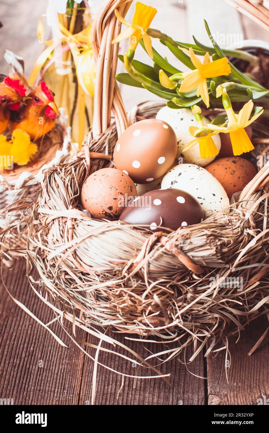 Los huevos de Pascua en la cesta Foto de stock