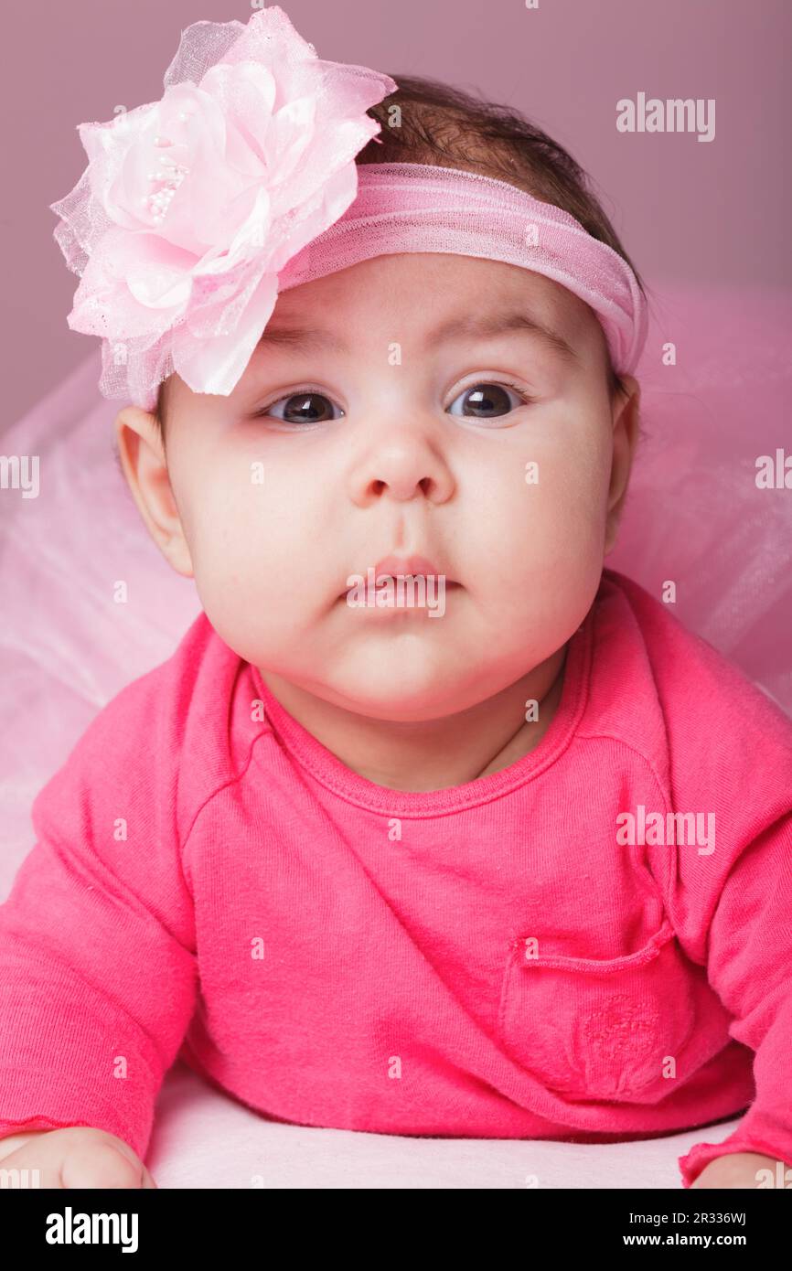 Bebé Del Niño En Falda Rosada Del Tutú Foto de archivo - Imagen de infante,  hembra: 61738386