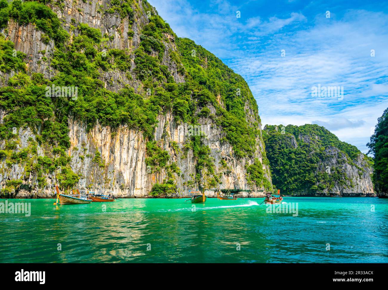 Vista de la laguna Pi Leh (también conocida como Laguna Verde) en las islas Ko Phi Phi, Tailandia. Vista desde el típico barco de cola larga. Típica imagen tailandesa del trópico Foto de stock