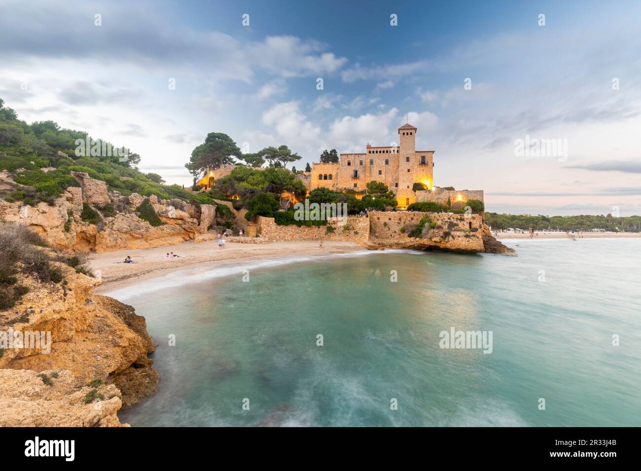 La playa y el castillo de Tamarit, Altafulla, Tarragones, Tarragona, España Foto de stock