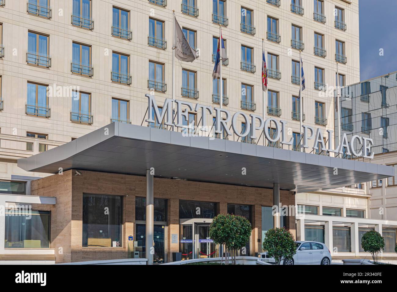 Belgrado, Serbia - 14 de febrero de 2021: Edificio del hotel Metropol Palace en la capital en el soleado día de invierno. Foto de stock