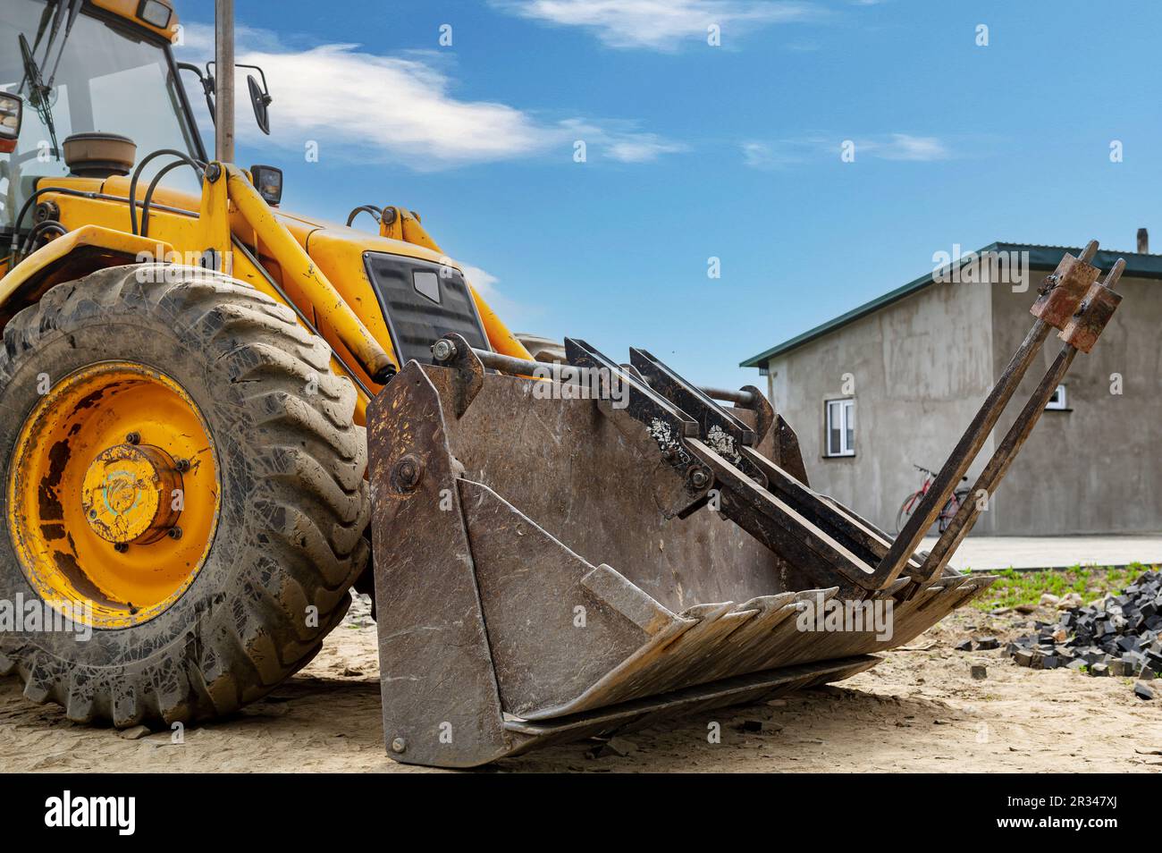 Detalles de tractor rojo moderno cerca. Grande brillante amarillo potente industrial excavadora pesada tractor, bulldozer. Foto de stock