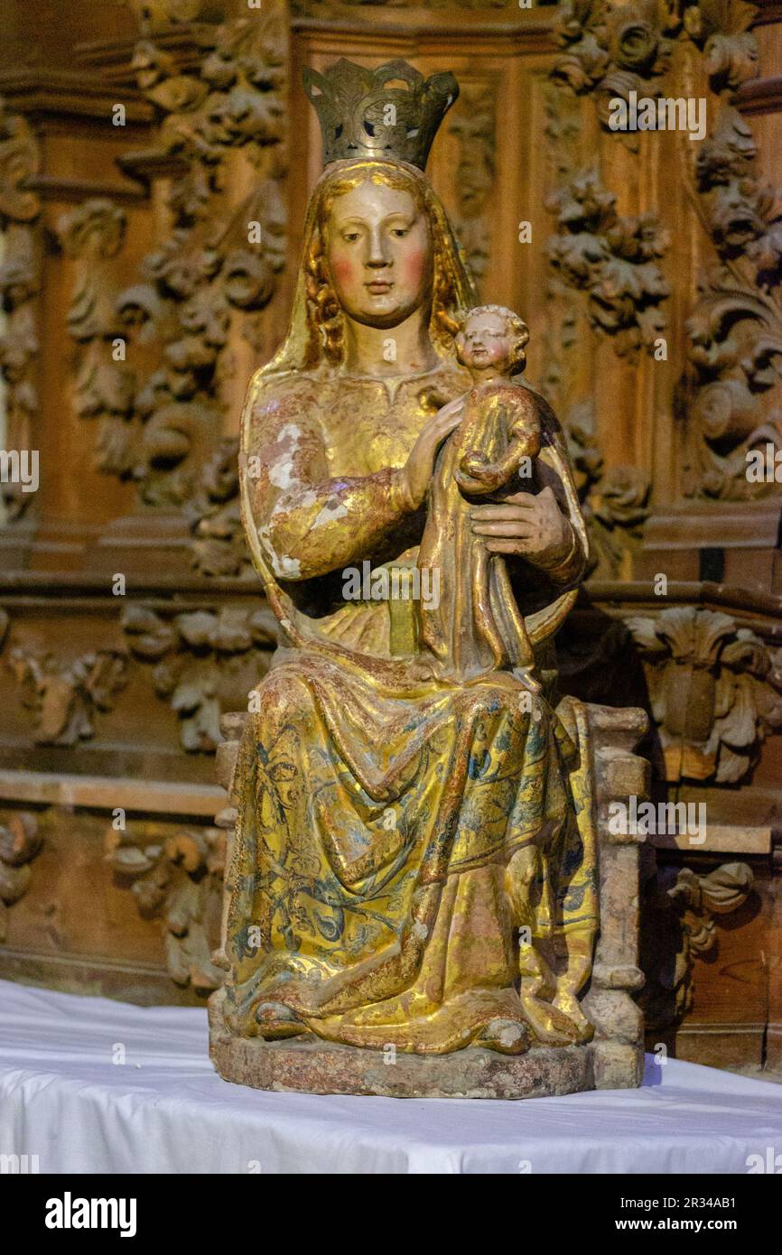Virgen gótica sedente con el Niño en brazos, Capilla de la Virgen de la Cabeza, Catedral de la Asunción de la Virgen, Salamanca, comunidad Autónoma de Castilla y León, España. Foto de stock