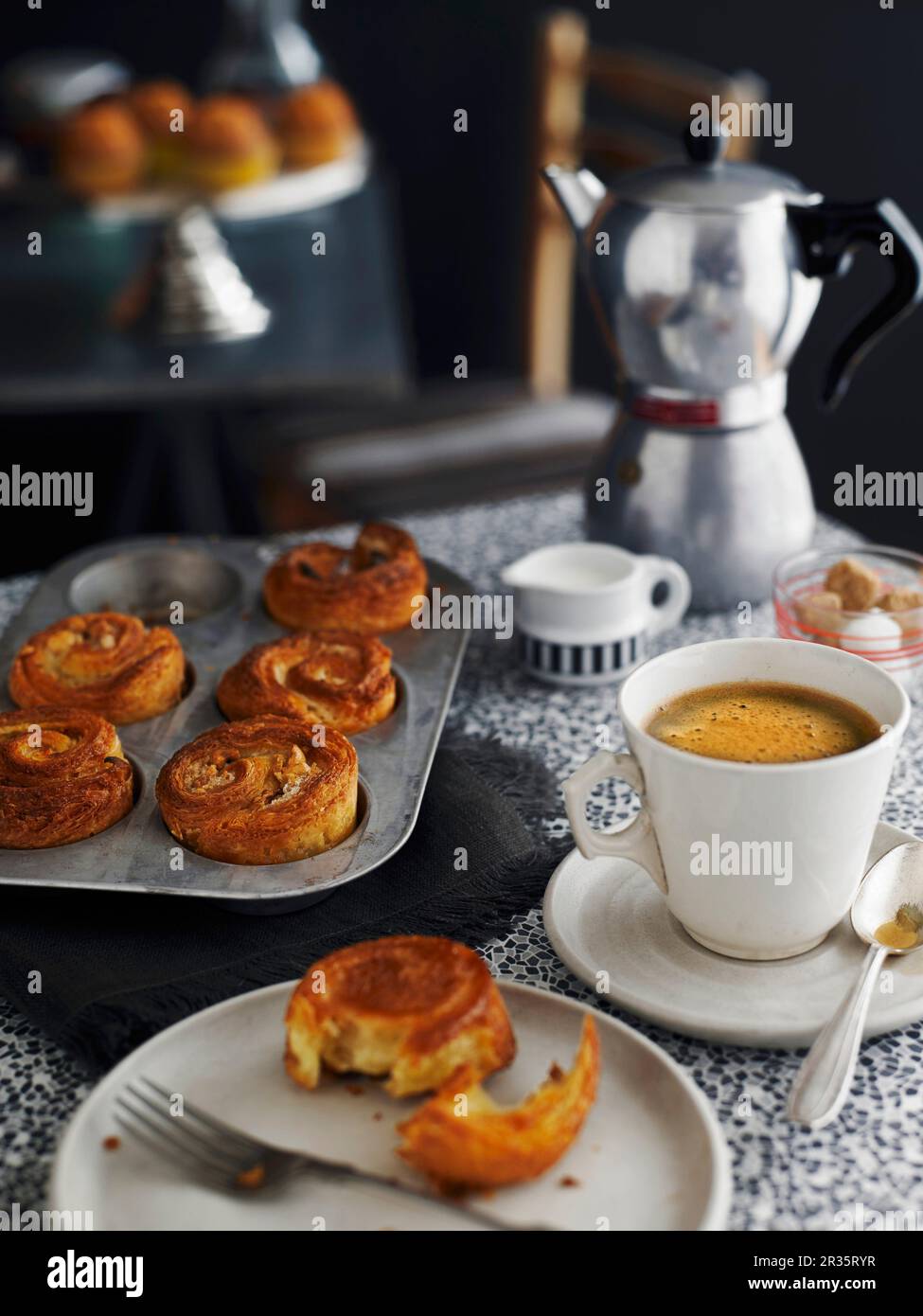 La prensa francesa tradicional café, cafetera y una pequeña taza blanca con  una cuchara de plata,galletas y chocolate Fotografía de stock - Alamy