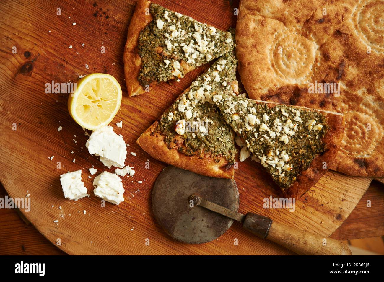 Pan sin levadura con queso de cabra y pesto con pan afgano Fotografía de  stock - Alamy