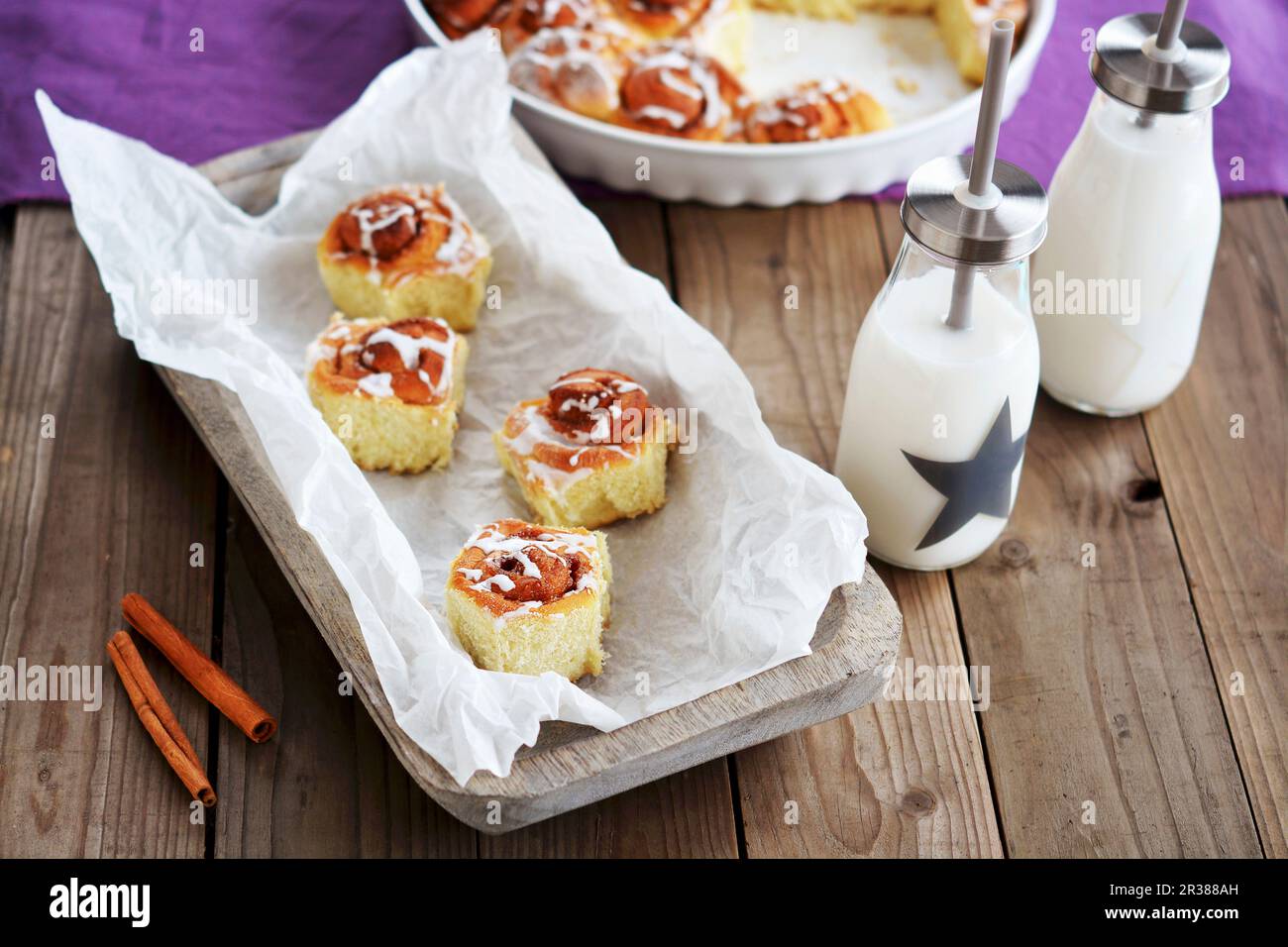 Panecillos de canela y leche de arroz Foto de stock