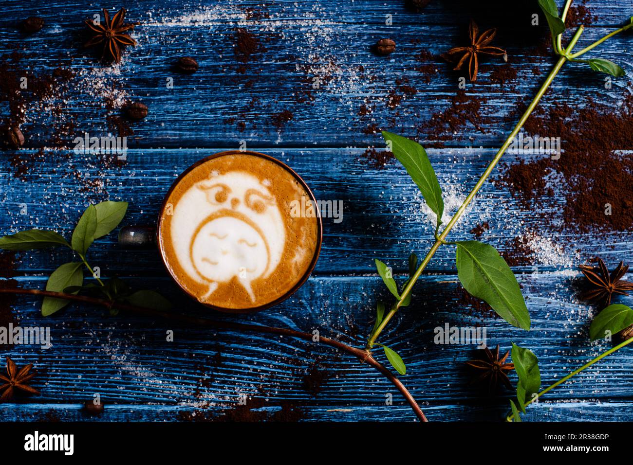 Taza de café con una gran cantidad de bellos latte art. Foto de stock