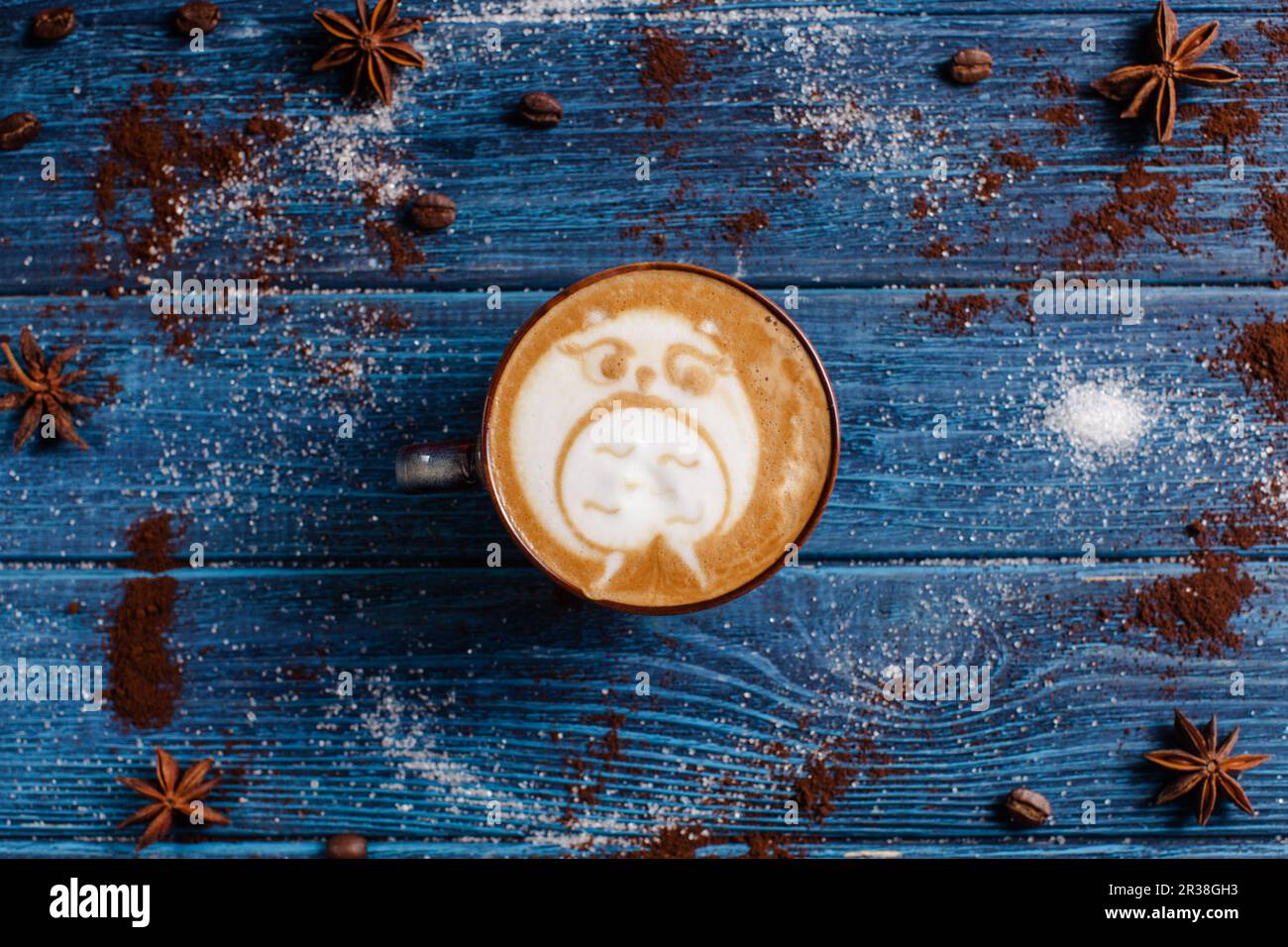 Taza de café con una gran cantidad de bellos latte art Foto de stock