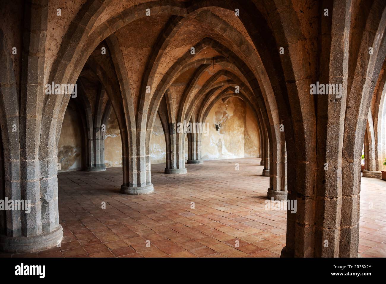 Cripta con columnas y arcos de una antigua villa en Italia Foto de stock