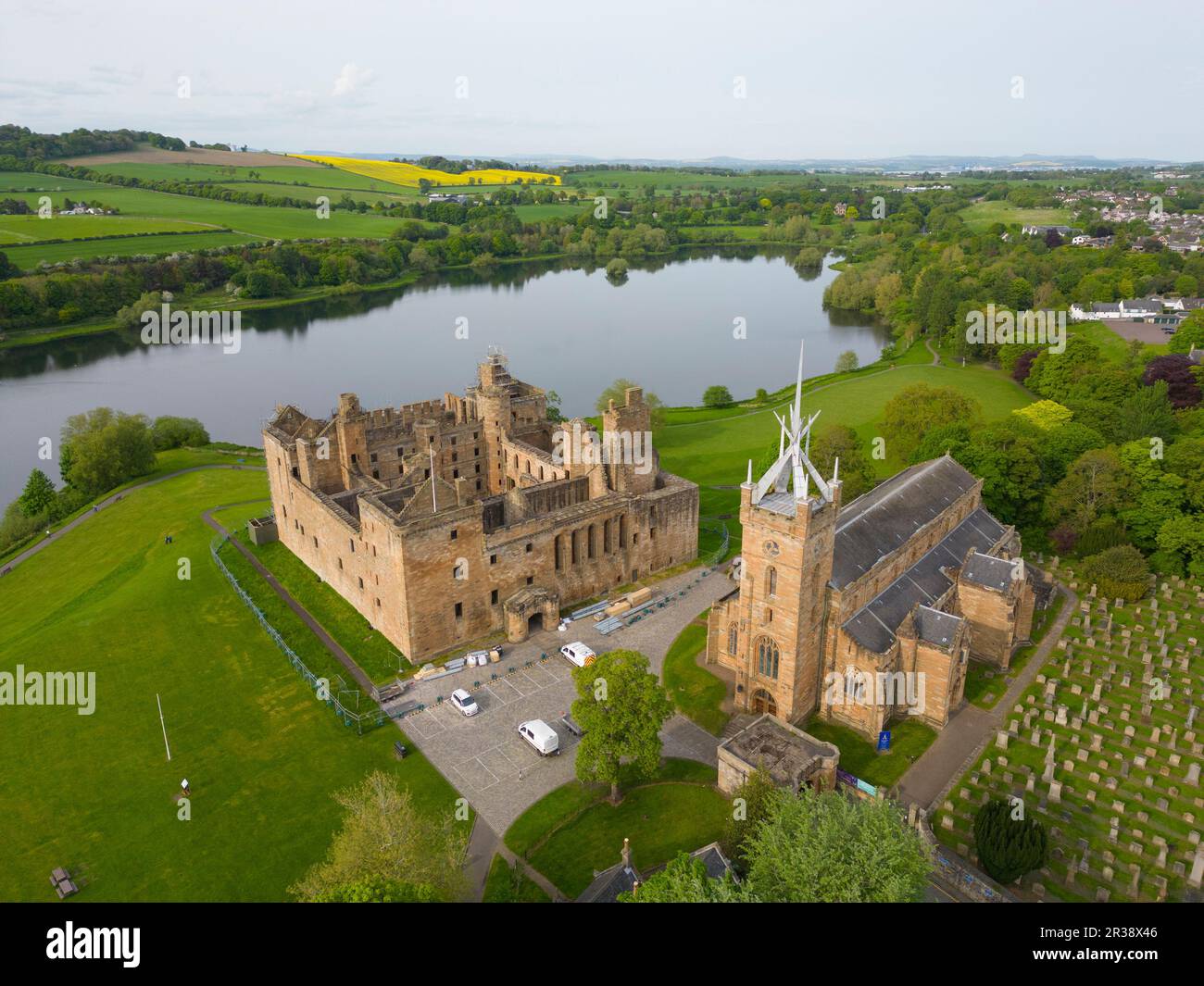 Vista aérea del Palacio de Linlithgow y St. Iglesia Parroquial de Michael, Linlithgow, West Lothian, Escocia Foto de stock
