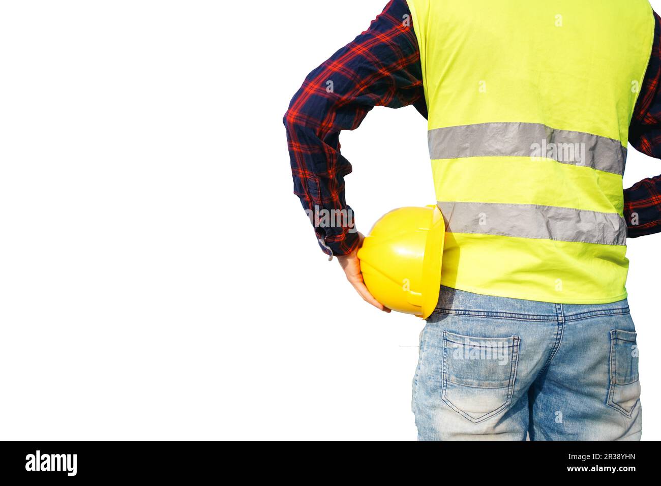 Trabajador de la construcción sosteniendo casco amarillo. Trabajador de la construcción con chaleco fluorescente. Aislado. Foto de stock
