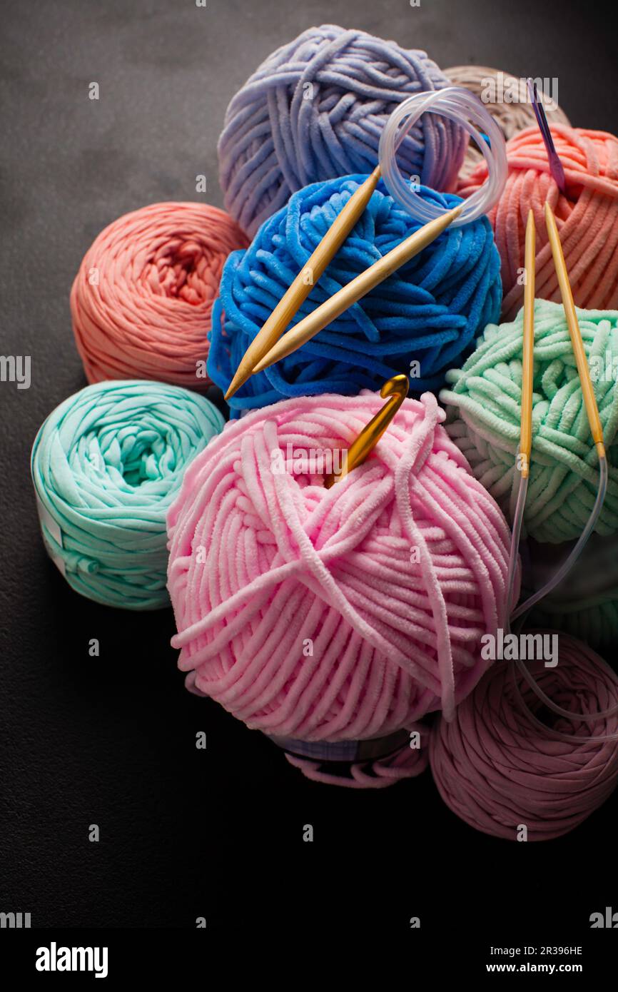 Parte de un montón de pelotas de hilo de felpa y textil Fotografía de stock  - Alamy