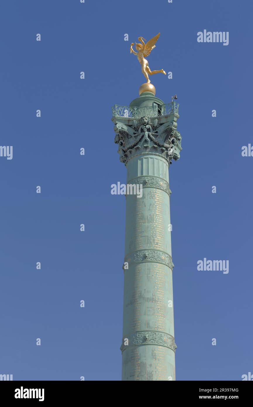 Columna de julio con el Genio de la Libertad en la Plaza de la Bastilla, París, Francia Foto de stock